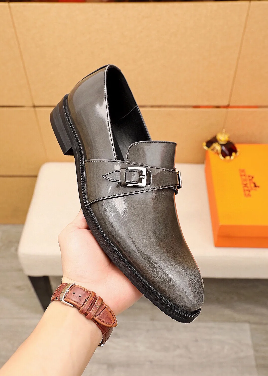 Men's shoes 💰480 💐 Product trademark: HERMES "Hermès" casual leather shoes Regular size: 38-44 (45🉑️customized) Product materials: Selected imported first-layer calfskin upper + classic hardware buckle, imported water-dyed 🐂 cowhide lining. Strong three-dimensional visual effect, non-slip and wear-resistant combination outsole Color: 2⃣️colors available